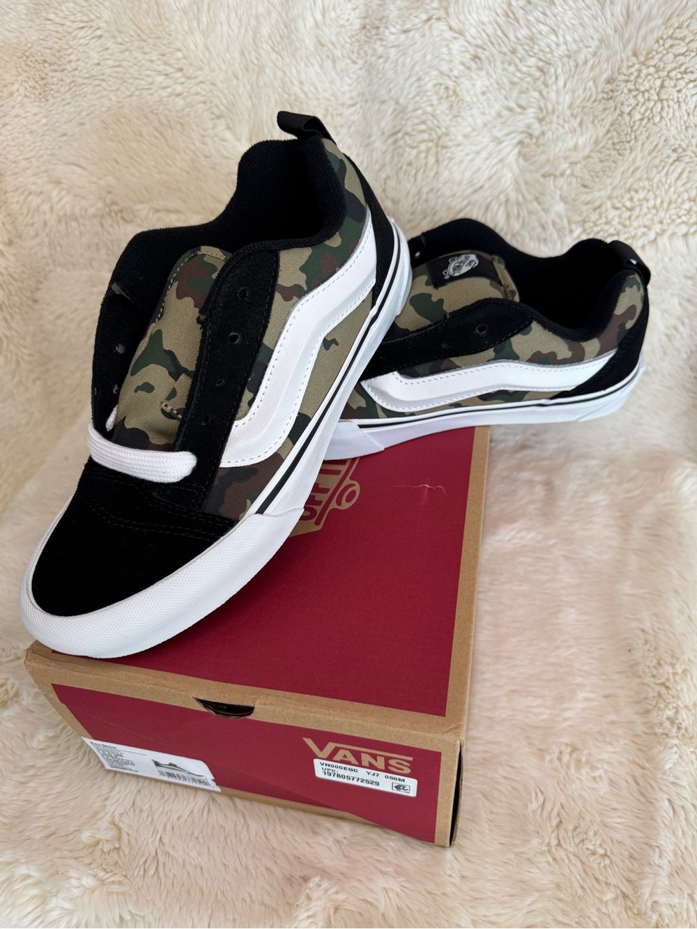 NWB Vans Low-Top Sneakers in Black, White & Camo size 5 youth